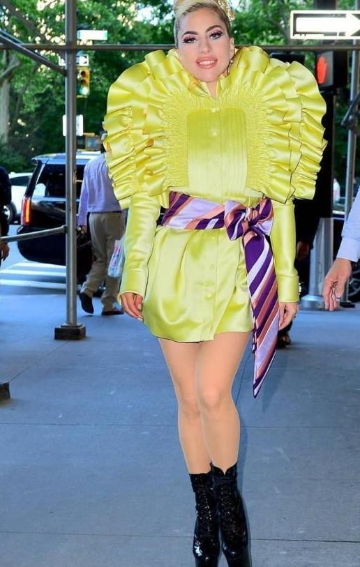 Lady Gaga一只脚穿裤子一只脚穿裙子, 走路不怕摔倒吗?