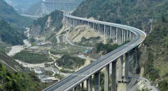 中国“死亡高速”横空出世，27公里没一个上坡，司机不敢踩油门