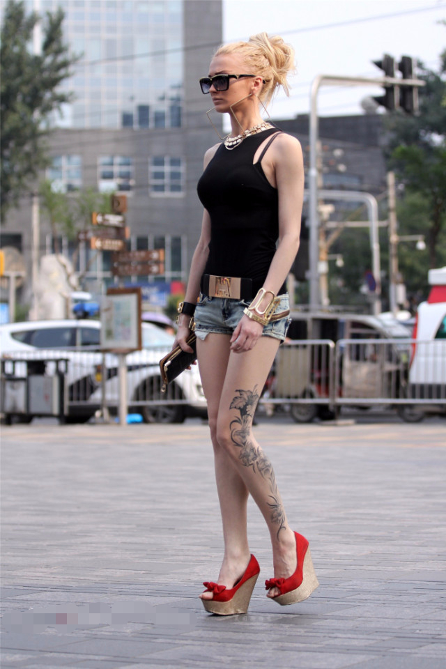 金发霸气小姐姐穿黑色上衣后边露腰很迷人，S形曲线身材很完美，