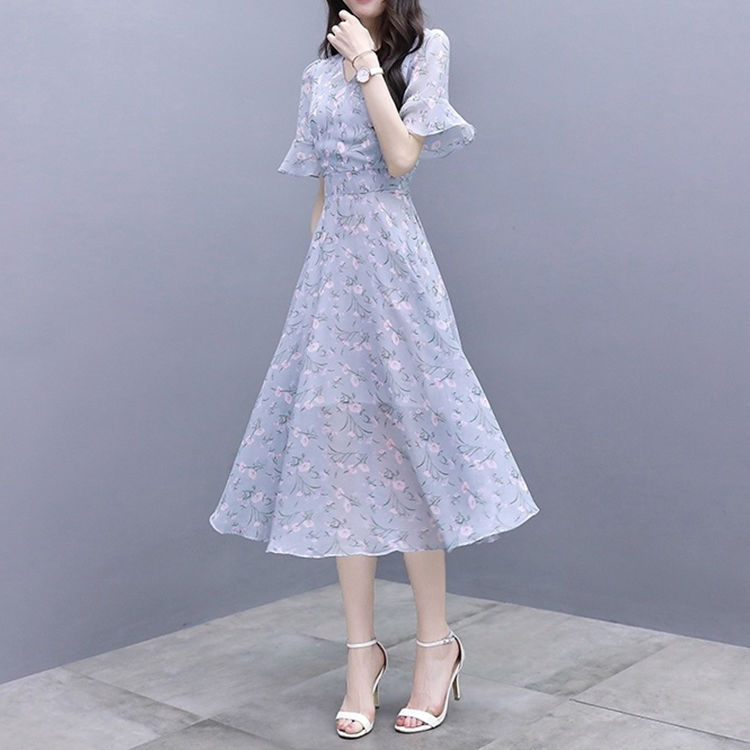 如今女人穿衣真大胆，深V装实力”真空“亮点满满，秀出傲人身材