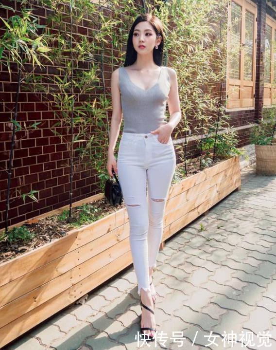 随便穿搭的牛仔裤美女，好身材就是资本，真让人羡慕！