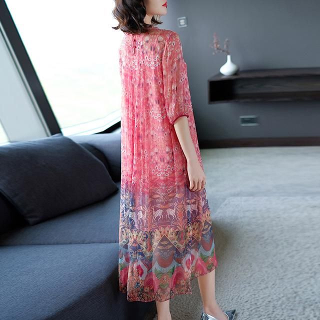 婆婆年逾50，从不穿打底裤，每天穿这欧货裙，年轻优雅风韵犹存