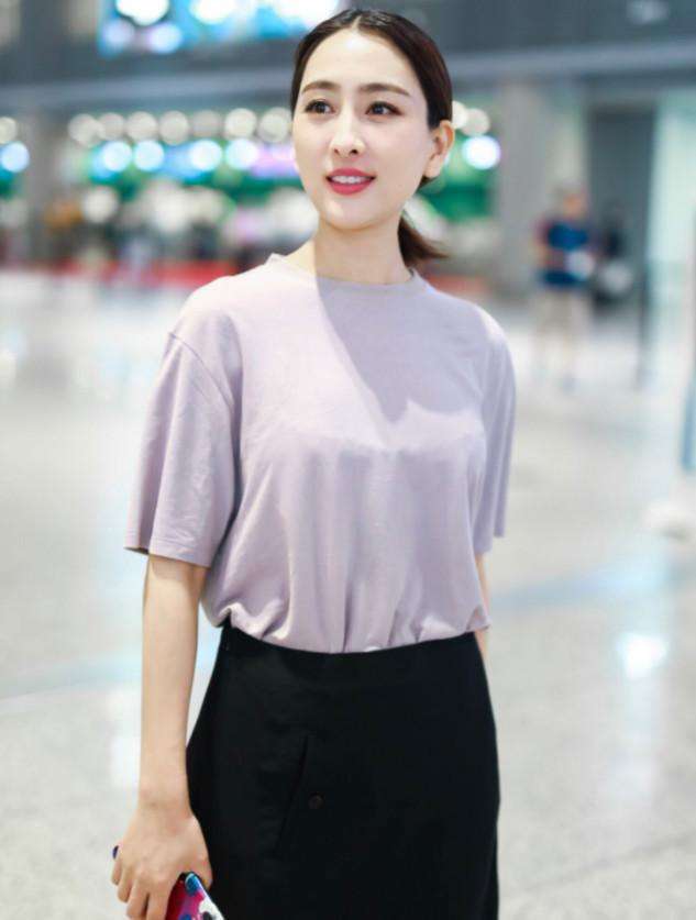 马苏厉害了, 这是把裤子穿成了裙子? 还蛮好看的!