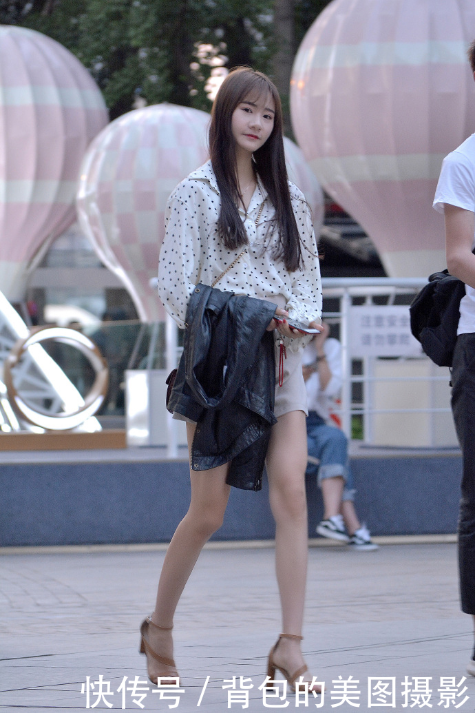 路人街拍,像这样高挑的小姐姐,穿上高跟鞋后更加的迷人美丽了