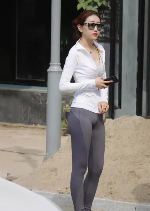 气质女神紧身运动裤勾出完美腿型，靓丽容貌让路人小哥忍不住搭讪