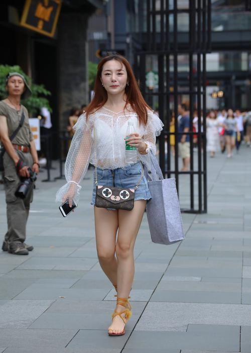  【亮眼】街拍：漏肩装美女性感无比，小姐姐亮眼的宝蓝色潮搭出街！