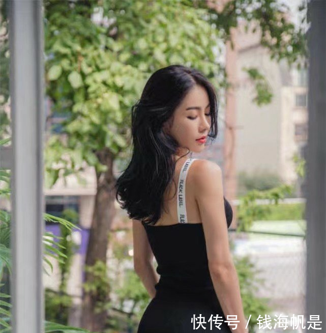 妖娆身材的小姐姐，穿搭紧身连衣裙凸显S曲线，非常的迷人