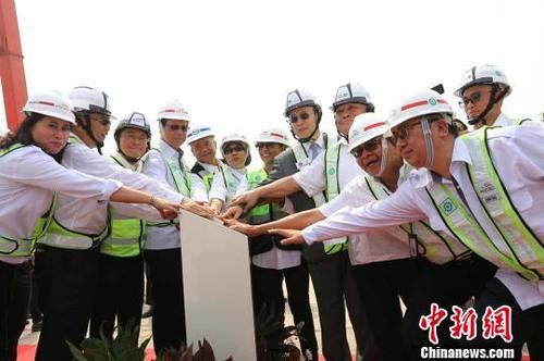  「架设」中企承建印尼雅万高铁建设进展顺利，首榀箱梁架设完成