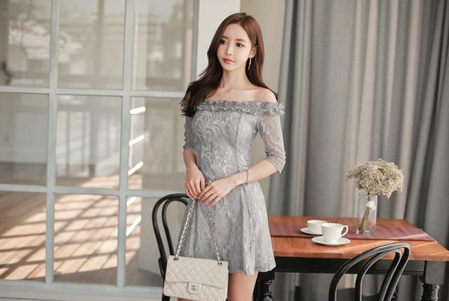 英姿飒爽的紧身裙美女，增添别致女人味，非常有魅力!