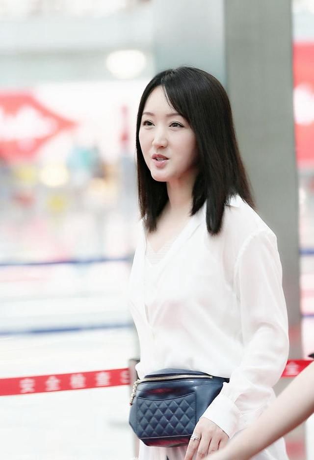 杨钰莹美得忘了年龄，穿薄纱防晒装仙气十足，网友：逆生长女神！