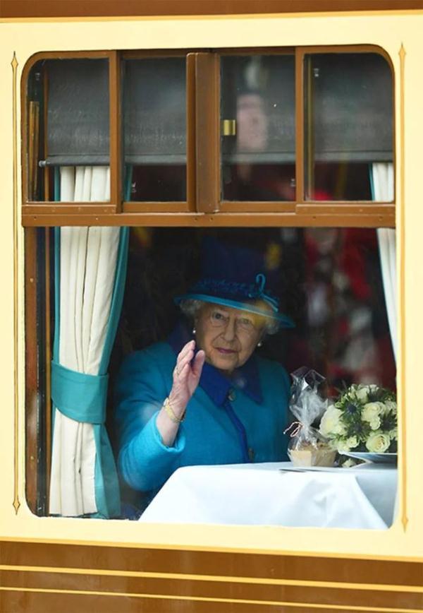 92岁英女王提倡节俭！独自出门赶火车，省下皇家列车5万英镑