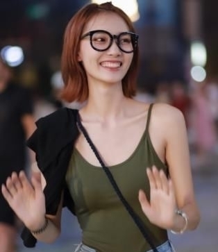 「 纽扣」有5颗扣子!,她的腰有多细?我穿紧身的裤子她改小2次才穿得了