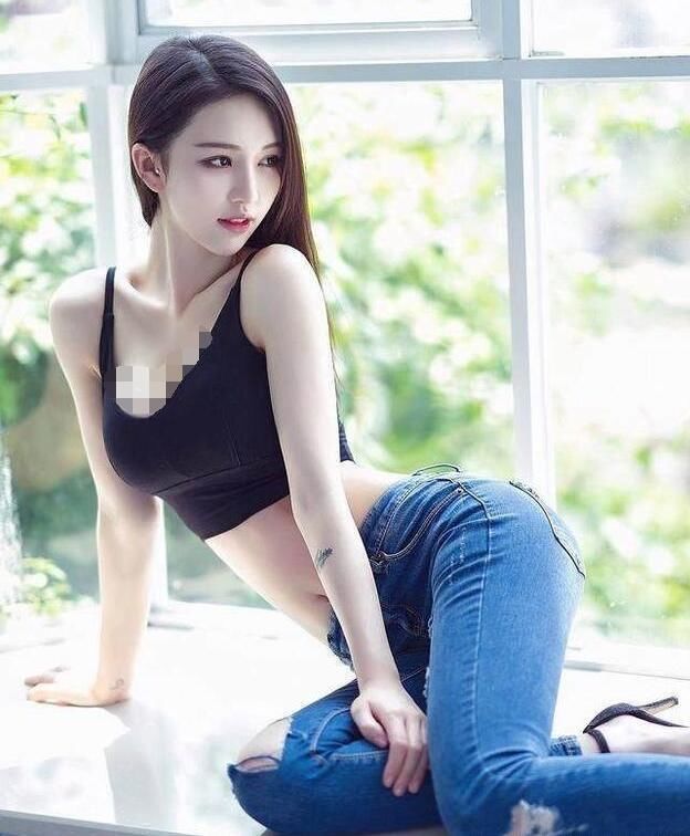 紧身牛仔裤凸显身材修身，衬托的美女靓丽又有气质