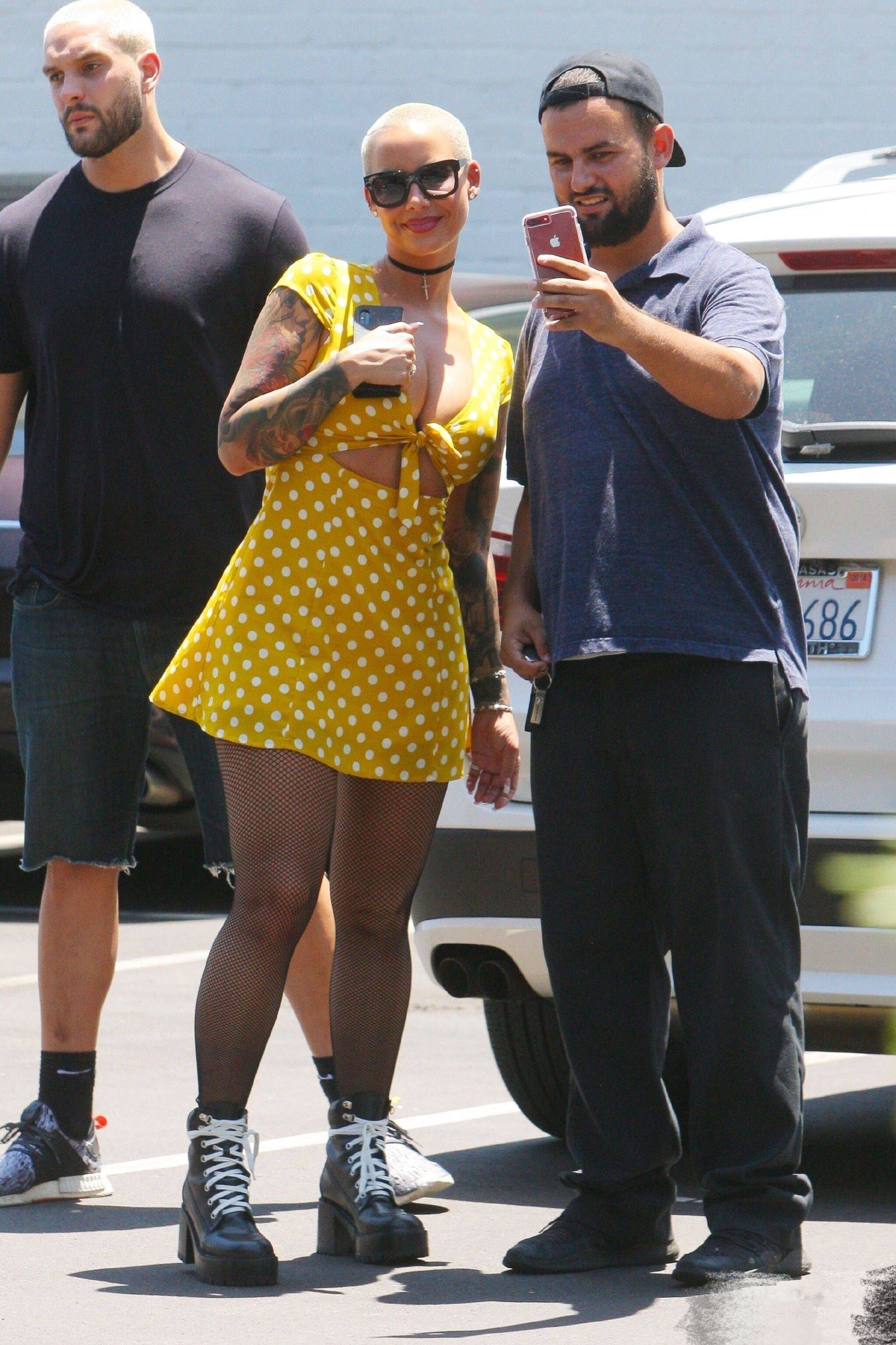 光头名模艾波罗斯性感出行，黄色小短裙搭配渔网袜，骚气十足