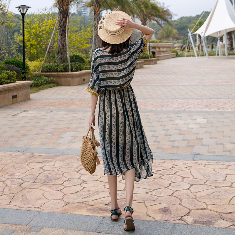 哪个“流氓”设计沙滩裙?海边度假这样穿，比透视装还撩人