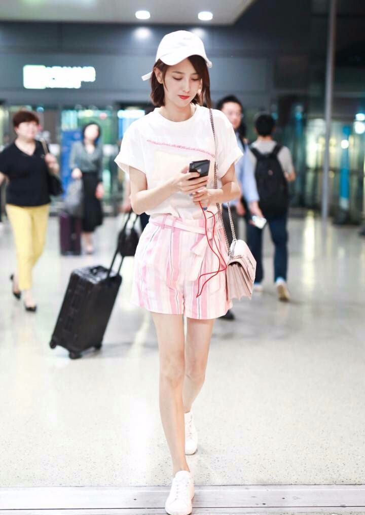 看到生过孩子佟丽娅的腿，唐嫣都得靠边站！这才是真正的漫画腿！