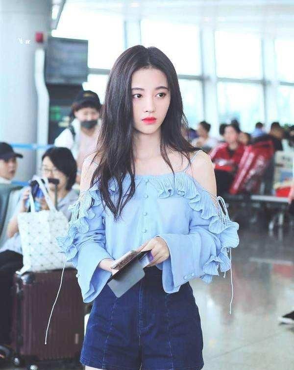 「搭配」鞠婧祎瘦的“营养不良”?骨瘦并不柴,穿抹胸亮相,身材依旧惹眼