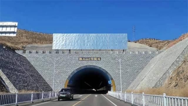  世界■中国最长的四个公路隧道，尤其是第一个，世界第二、亚洲