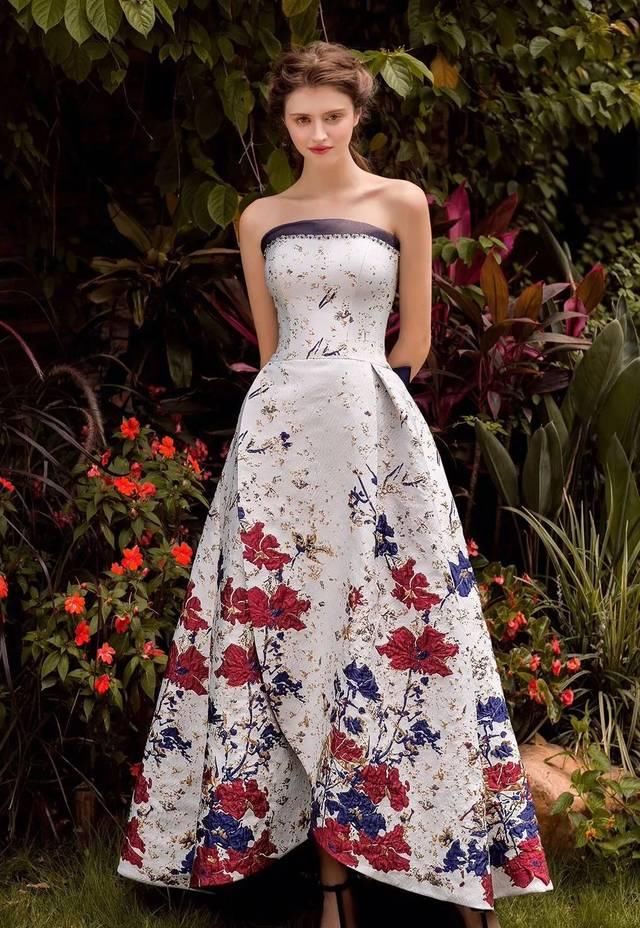  婚纱：婚礼当天婚纱礼服要选几套？答案在这儿！