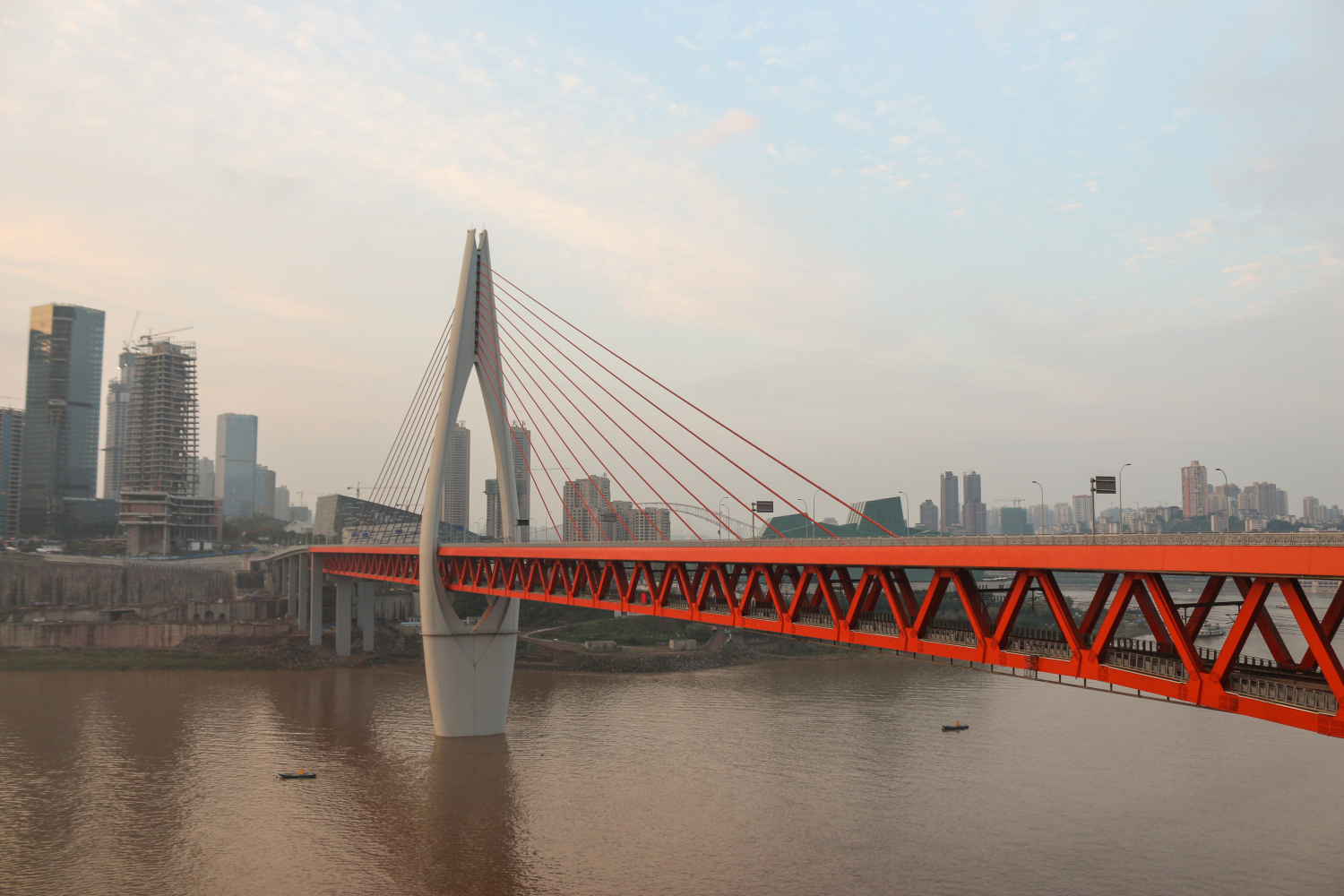 纵观整条长江线的众多城市，山城重庆或许是最特别的那个