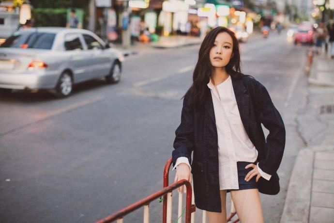 杨幂花式百搭，周冬雨思路清奇，穿白衬衫最好看的女星都有谁?