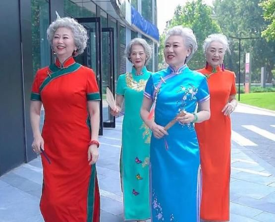  「老奶奶」这群坐拥百万粉丝的老奶奶，用日常穿搭来示范，女人也能精致到老