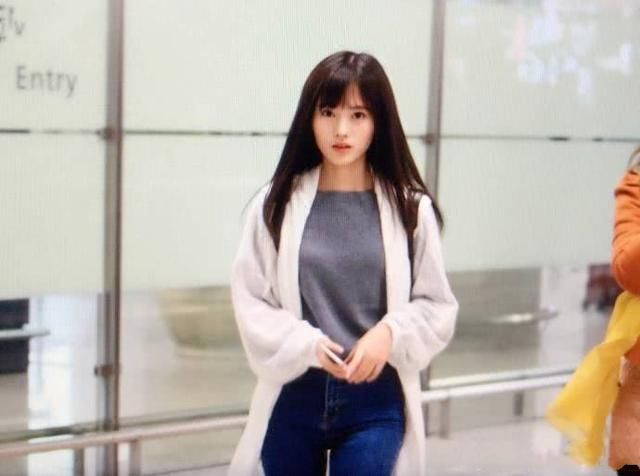 鞠婧祎总算穿对了!牛仔短裤配长筒袜,180的效果都出来了!