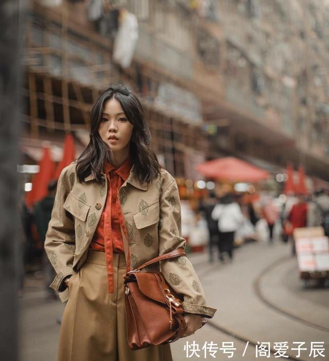 【吊带】路人街拍,姑娘搭配黑色吊带背心,有一股清纯美