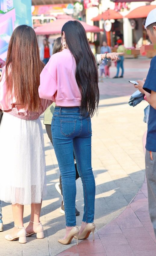 卡其色、牛仔蓝、灰色修身裤的上身效果,卡其色很抢眼!