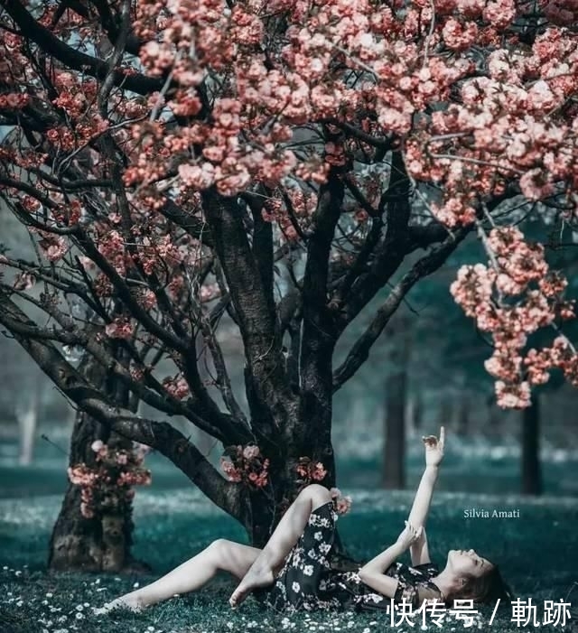 『花朵』2020开春 流行穿“开满花”的裙子,谁穿谁美!