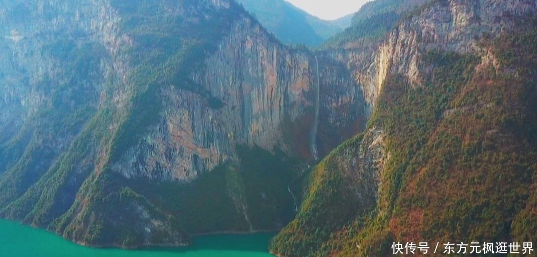 特立独行的百米瀑布，特定的气候会让它“倒流”，大自然的奇观！