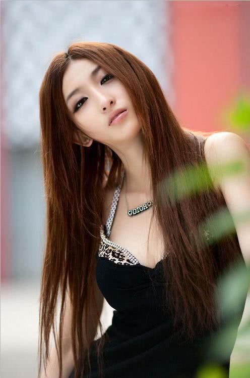 时尚性感小姐姐，黑色豹纹连衣裙，深邃的双眸诱惑力十足