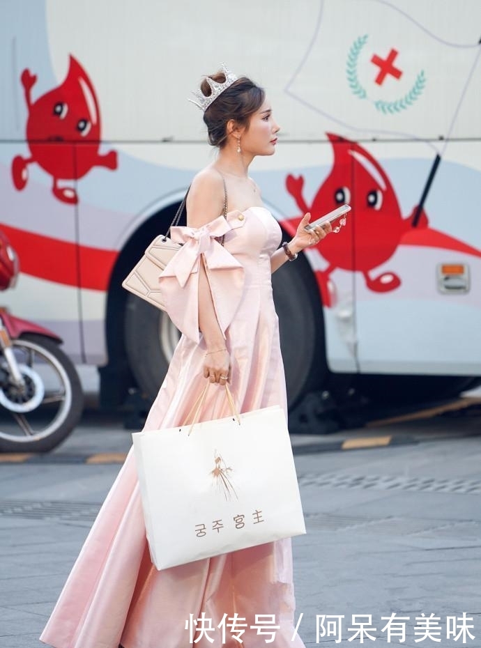  凸显@路人街拍，羞涩可人的小姐姐，走路自带气质，凸显女神的魅力