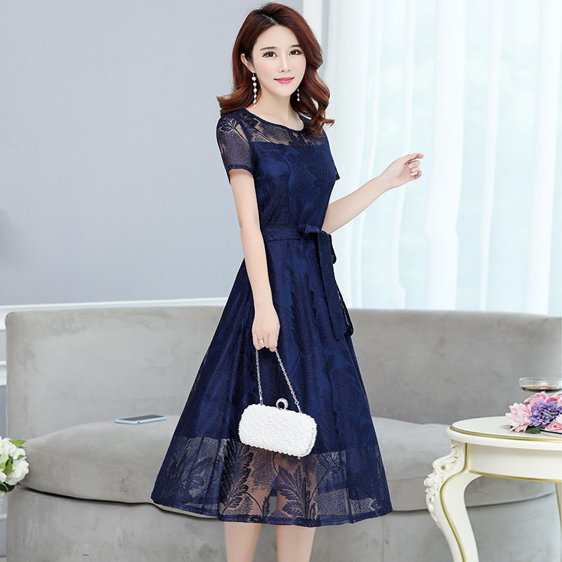 老婆讨厌穿裤装，三伏天只穿优雅裙出门，搭配高跟鞋，女人味十足