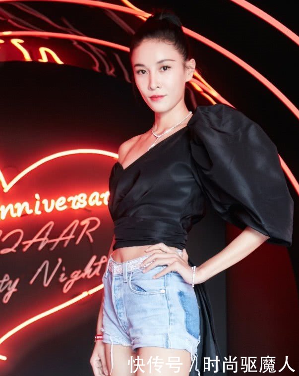 张蓝心仗着3尺4大长腿，“塑料裙”穿出女王范，范冰冰输了