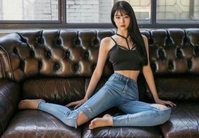 紧身牛仔裤显现美女气质非凡，展现女性美好身材