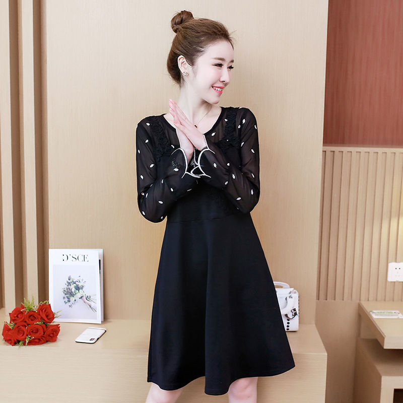 若你是70后，别再穿黑裤子!今年流行“小黑裙”，简直美爆了