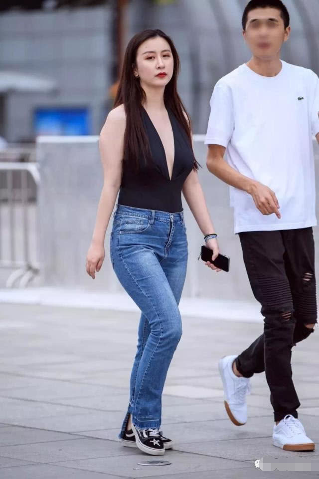 微胖小姐姐性感露背装搭配紧身牛仔裤，凹凸有致的身材让人羡慕