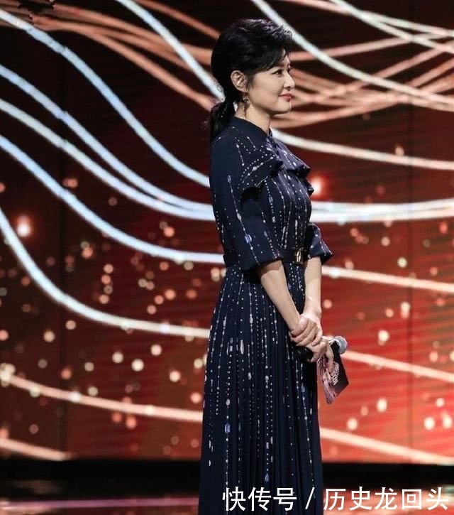  「让整件衣服」周涛气质真心优秀，一袭西装领褶皱裙干练时髦，51的年龄31的状态