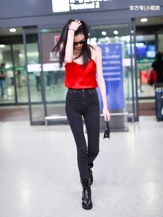 奚梦瑶穿红色吊带现身，全靠两根细绳支撑，网友:断了看你怎么办