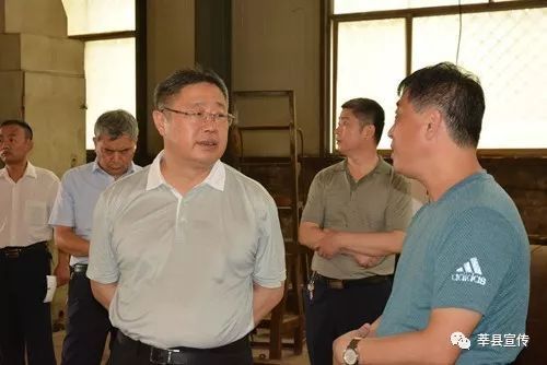 县委书记张国洲视察企业,帮企业解决困难。