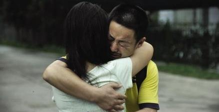  [父母]最年轻岳父走红，挽着新娘被误认为新郎，女儿真不是新郎