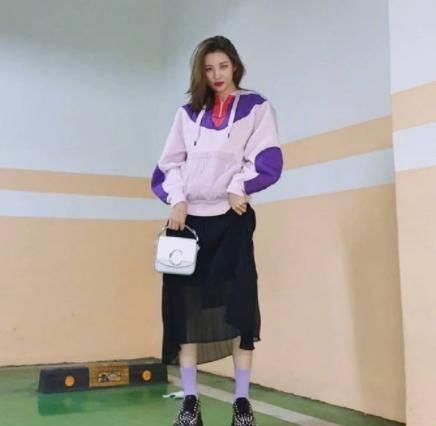  『搭配』女孩都爱的9款小裙子，可辣可甜可轻熟，初春那么穿复购极高！