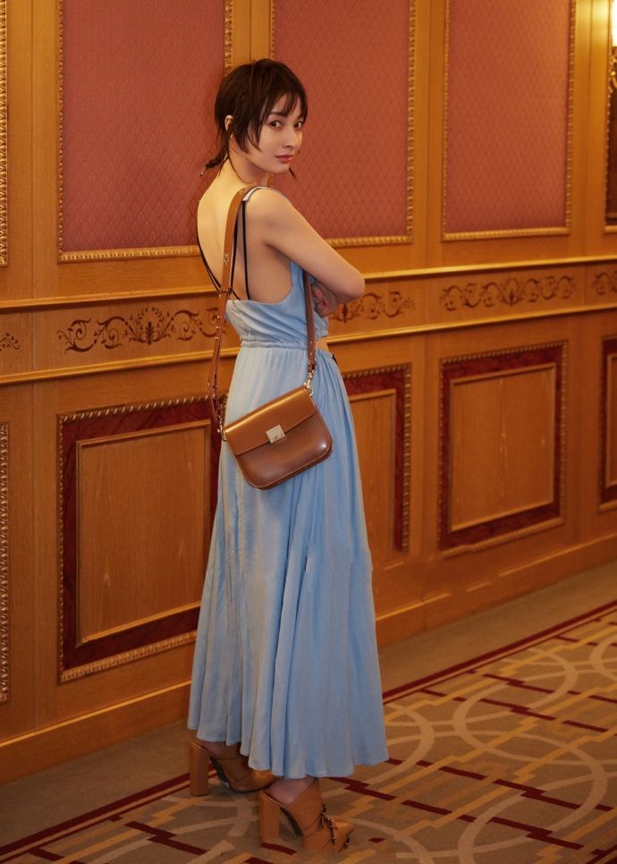 吴昕胆真大，裙子穿到要就断开了，网友：太敢穿了！