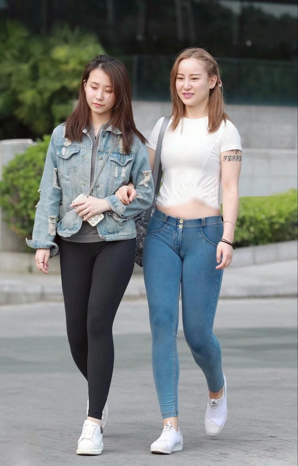 两位穿紧身裤的学生妹好性感