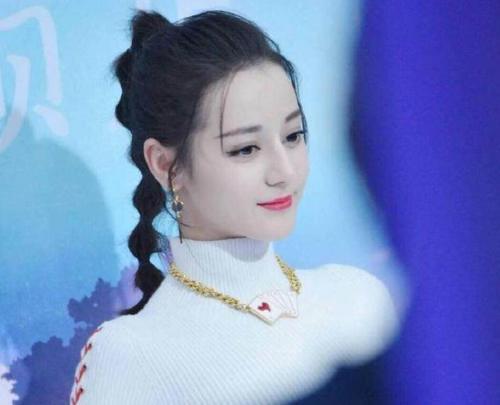 有勇气挑战灯笼辫造型的女明星,baby搭配大红唇秒变复古少女,迪丽