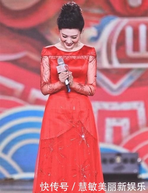  「足以」周涛不愧是昔日央视一姐，穿薄纱露背裙美得真惊艳，气质足以服人