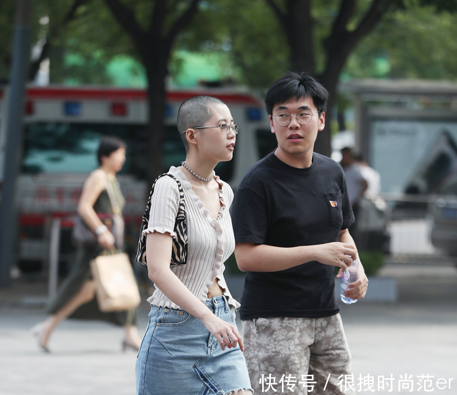 这么前卫酷帅的小姐姐确实很少见，倒是旁边的男友没什么气场！