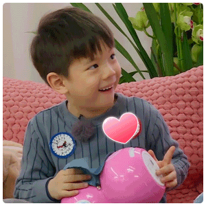 戚薇巴黎时装周看秀，三白眼比ab明显，没戴大美瞳有点认不出来！