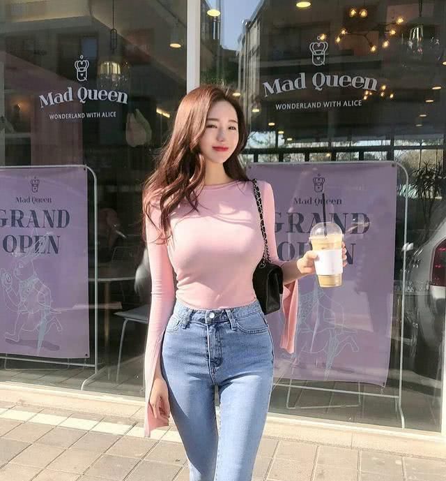 凹出：牛仔裤美女的时尚，凹出最美九头身比例